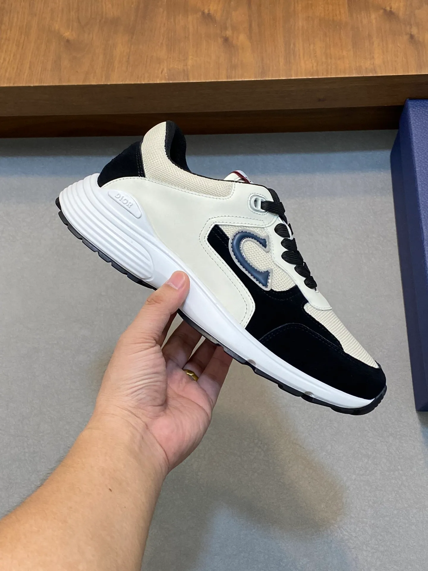 Men's Men's Shoes 💰440 [New Style] 🐦‍⬛🐦‍⬛ Dior Dior low-top series casual sports shoes sneakers original purchase development production production This sports shoe is a classic item. Crafted from Dior Gray cow leather with tonal CD Diamond canvas panels on the sides. The CD Icon-shaped shoelace eyelets are subtle and sophisticated, and the two-tone rubber sole, tongue and heel are all decorated with distinctive details for added sophistication. The padded high-top design makes the shape more refined and improves comfort and support. Fashionable and versatile, it can complement any look.  Exquisite packaging at the delivery counter 🛍📦 ▪️Fabric: Original customized calfskin ▪️Inner lining: Customized breathable lining ▪️Outsole: Original molded TPU combination outsole ▪️Sole thickness: 3CM ▪️Size: Men's size 39-45 (38 45 customized)